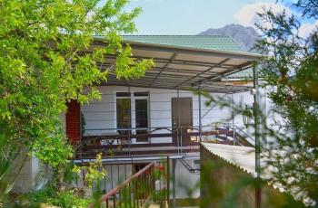 Частный сектор Глонтия с видом на море