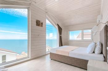 Вилла с видом на море и панорамной спальней