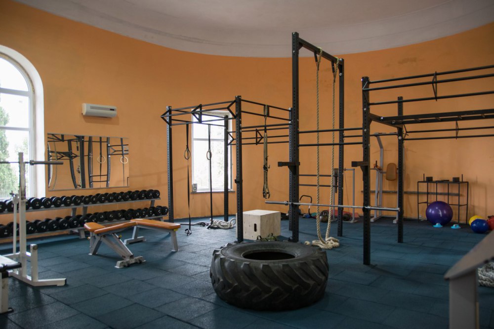 Спортзал ялта. Bulldog Gym, Ялта. Бульдог Джим Ялта тренажерный зал. Ялта кроссфит зал. Спортзал бульдог Ялта.