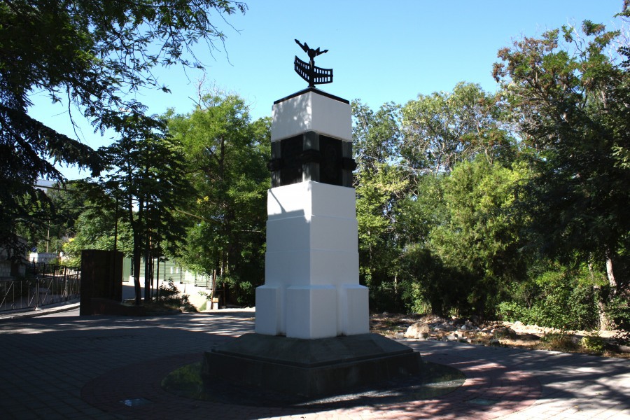 Памятный знак в конце матросского бульвара. Памятник Попову в Севастополе. Памятник в честь 100-летия изобретения радио а.с.Поповым. Памятник Попову в Севастополе на Матросском бульваре. Памятник радио Севастополь Матросский бульвар.