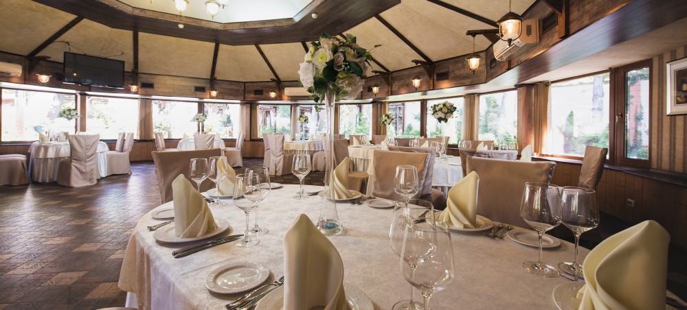 Гарнега дмитрий анатольевич севастополь биография. Симферополь ул севастопольская 59б. Вне времени симферополь. Времена года симферополь ресторан. Крым аронов фото видео.