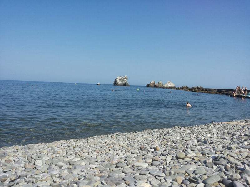 Диана на каменном пляже