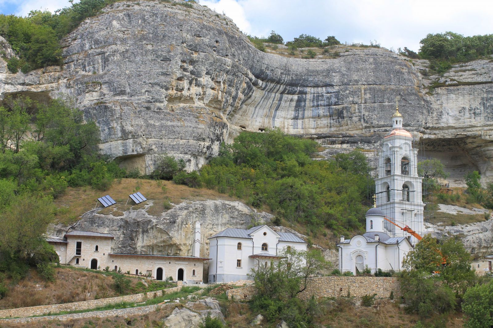 Старый храм в скале Чуфут-Кале Крым пещерный